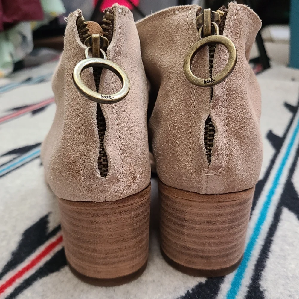 Beek Eaglet Suede Booties in Stone Size 6_9